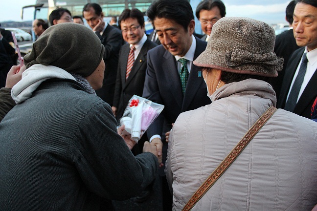 http://www.hitohata.co.jp/hitohata_blog/hitokoto_blog/%E5%AE%89%E5%80%8D%E7%B7%8F%E7%90%86.jpg