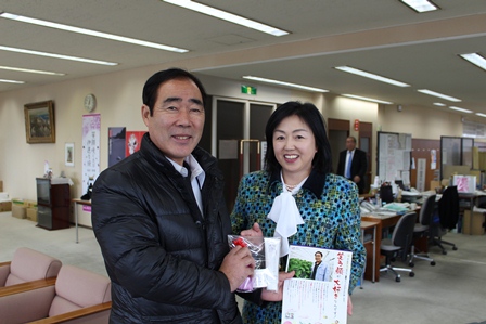 http://www.hitohata.co.jp/hitohata_blog/hitokoto_blog/%E7%9C%8C%E8%AD%B0%E4%BC%9A.jpg