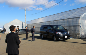 村井知事　到着.png